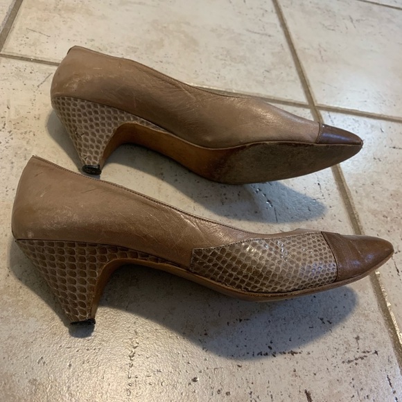 Vintage Golden Plume 8 AA Narrow Kitten Heel Pumps Leather Snake Print Cap Toe - Picture 2 of 12